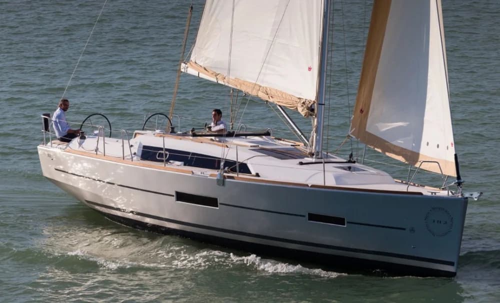 Le Dufour 382 sous grand-voile et génois, deux équipiers à bord