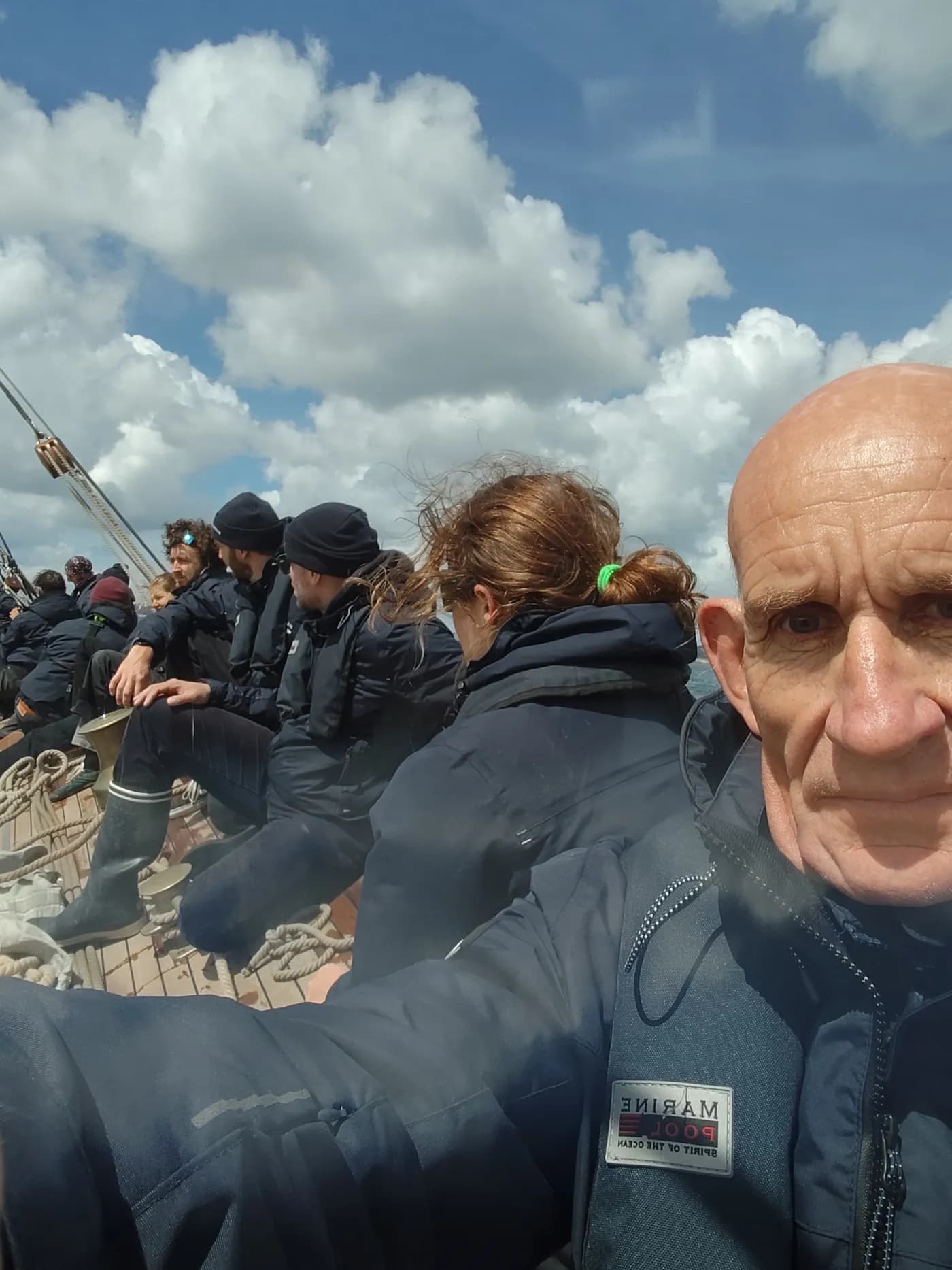 Denis à bord avec l'équipage pendant une session de coaching