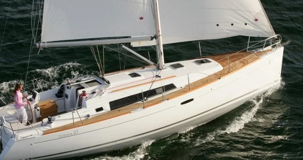 L'Oceanis 37 vu du ciel, pont en teck et cockpit